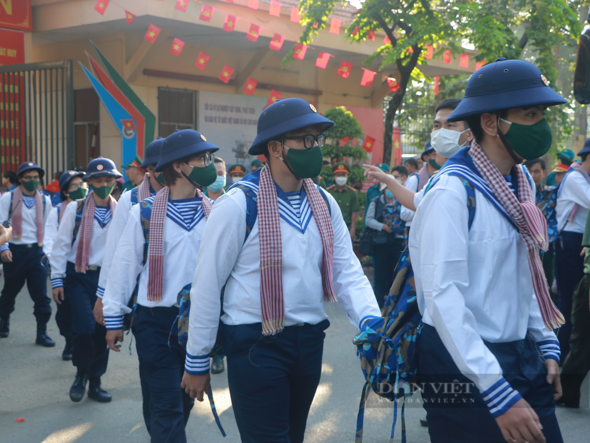 Thanh niên TP.HCM khí thế lên đường nhập ngũ  - Ảnh 2.