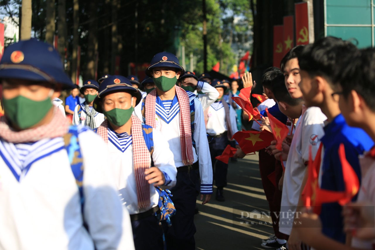 Thanh niên TP.HCM khí thế lên đường nhập ngũ  - Ảnh 4.