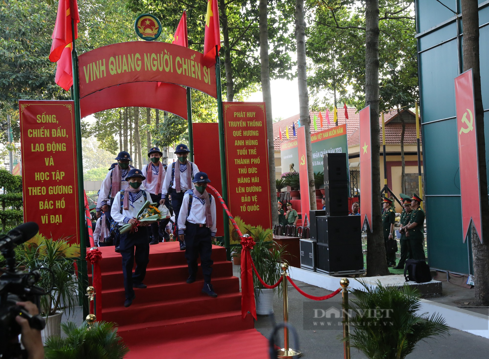 Thanh niên TP.HCM khí thế lên đường nhập ngũ  - Ảnh 8.