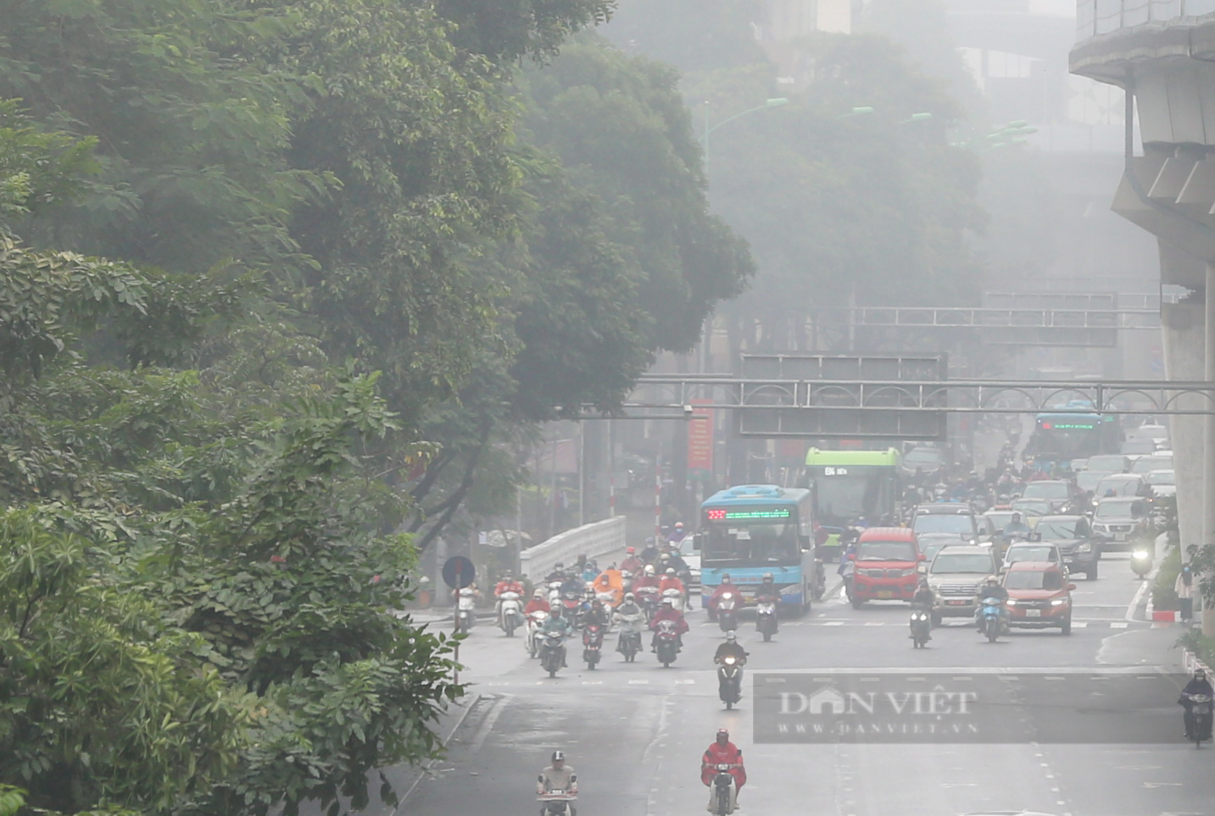 Hà Nội mù mịt cả tuần, nhà cao tầng liền bị &quot;hô biến&quot; - Ảnh 1.