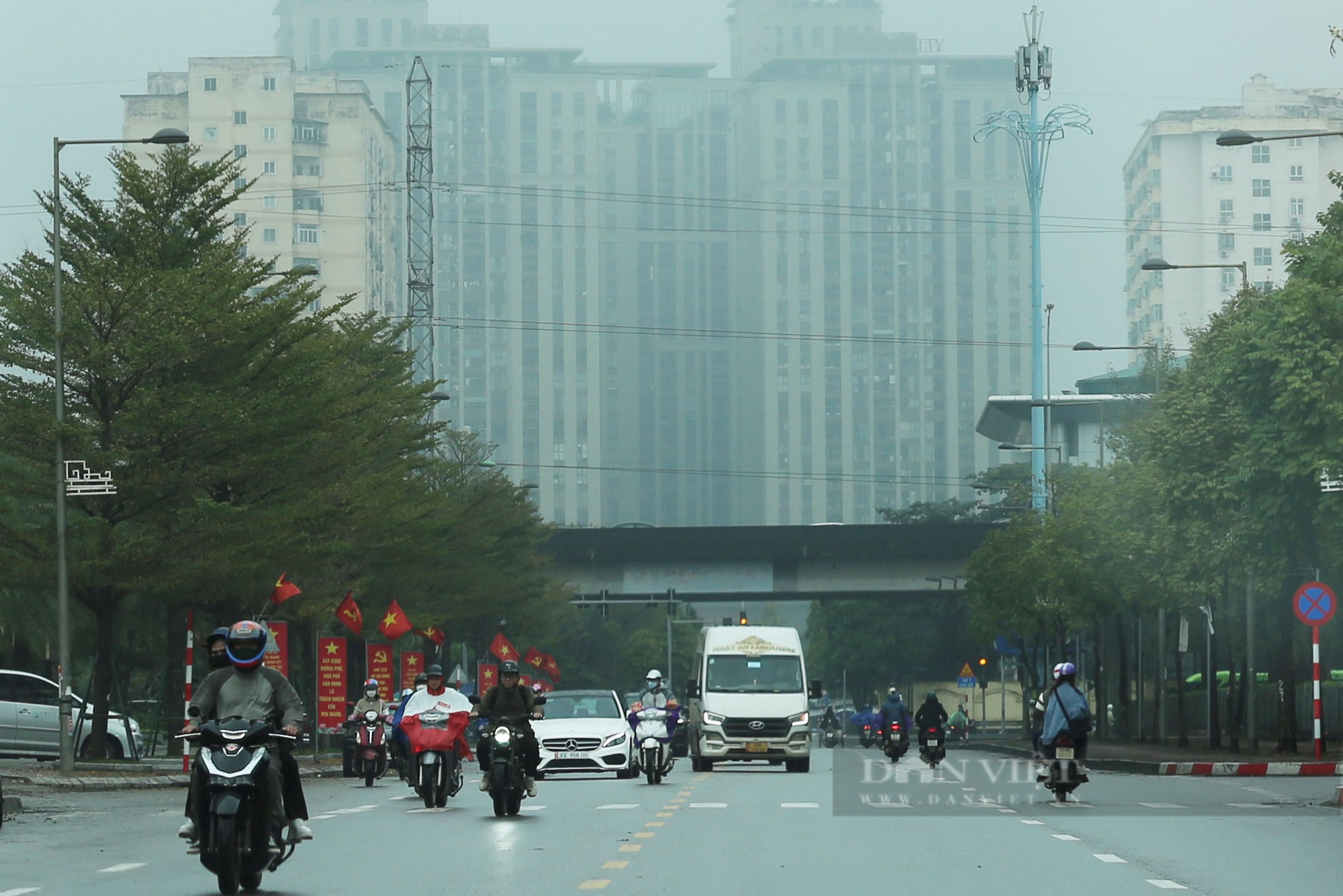 Hà Nội mù mịt cả tuần, nhà cao tầng liền bị &quot;hô biến&quot; - Ảnh 7.