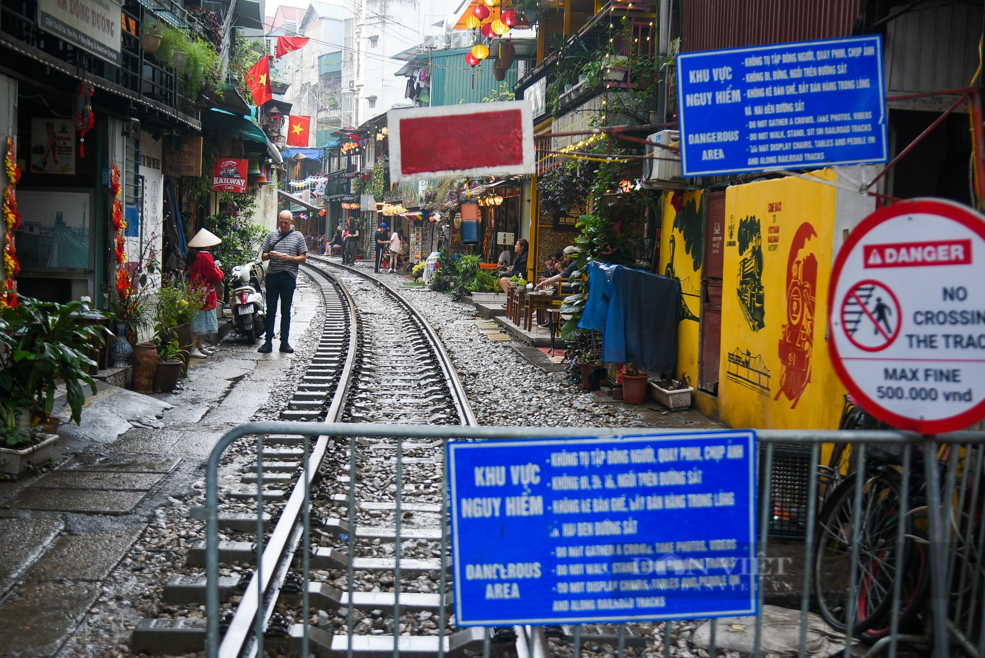 Mặc kệ lệnh cấm du khách vô tư tản bộ, chụp ảnh tại phố cà phê đường tàu - Ảnh 2.