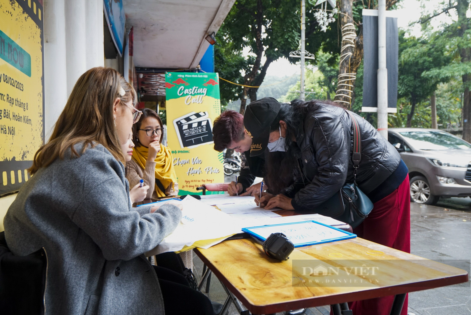 Dàn diễn viên gạo cội đội mưa tham gia casting &quot;Chạm vào hạnh phúc&quot; - Ảnh 1.