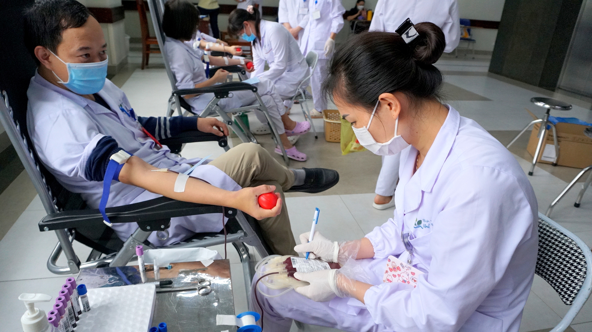 Bác sĩ trao &quot;giọt hồng&quot; dành tặng bệnh nhi - Ảnh 10.