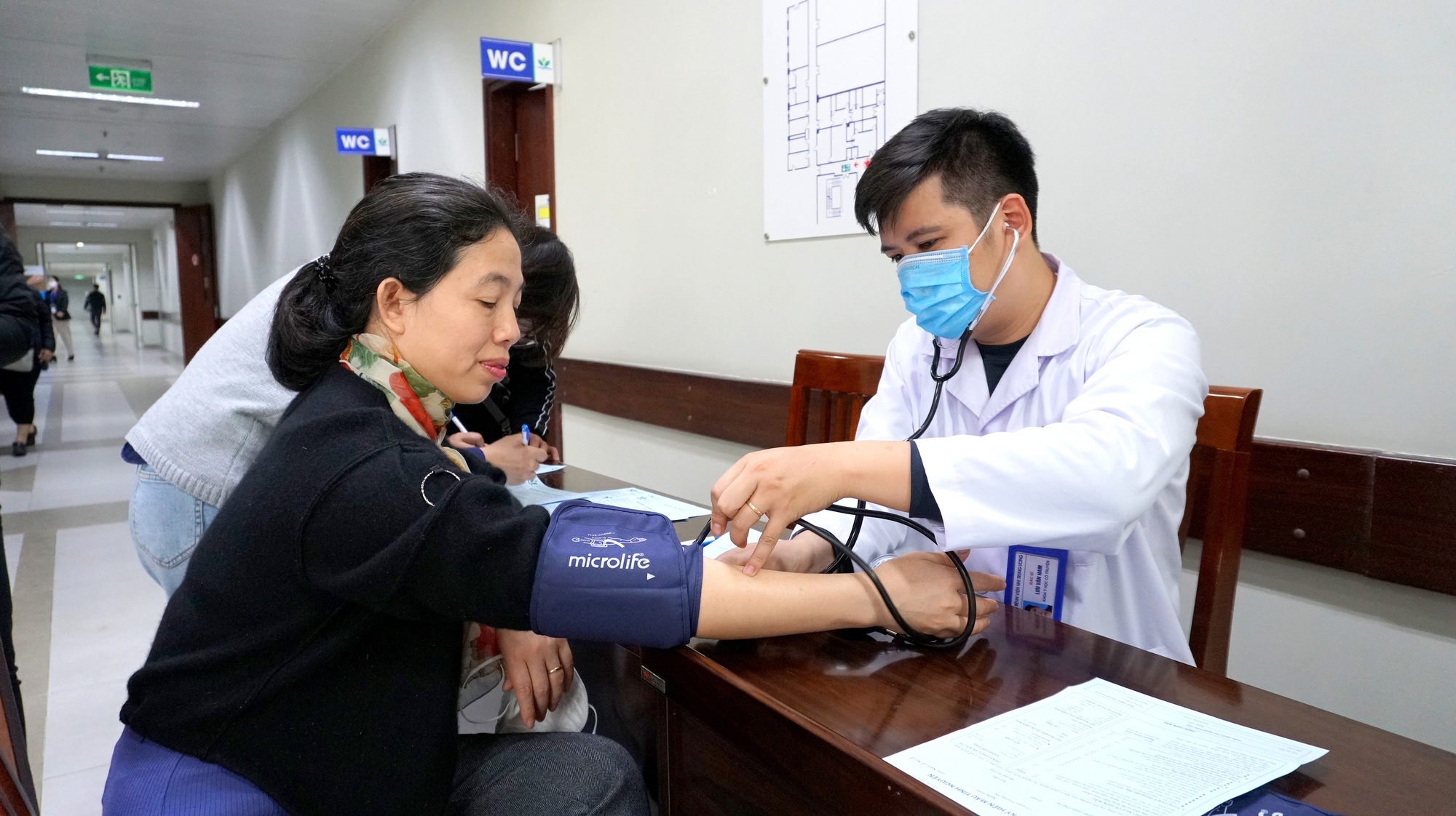 Bác sĩ trao &quot;giọt hồng&quot; dành tặng bệnh nhi - Ảnh 5.