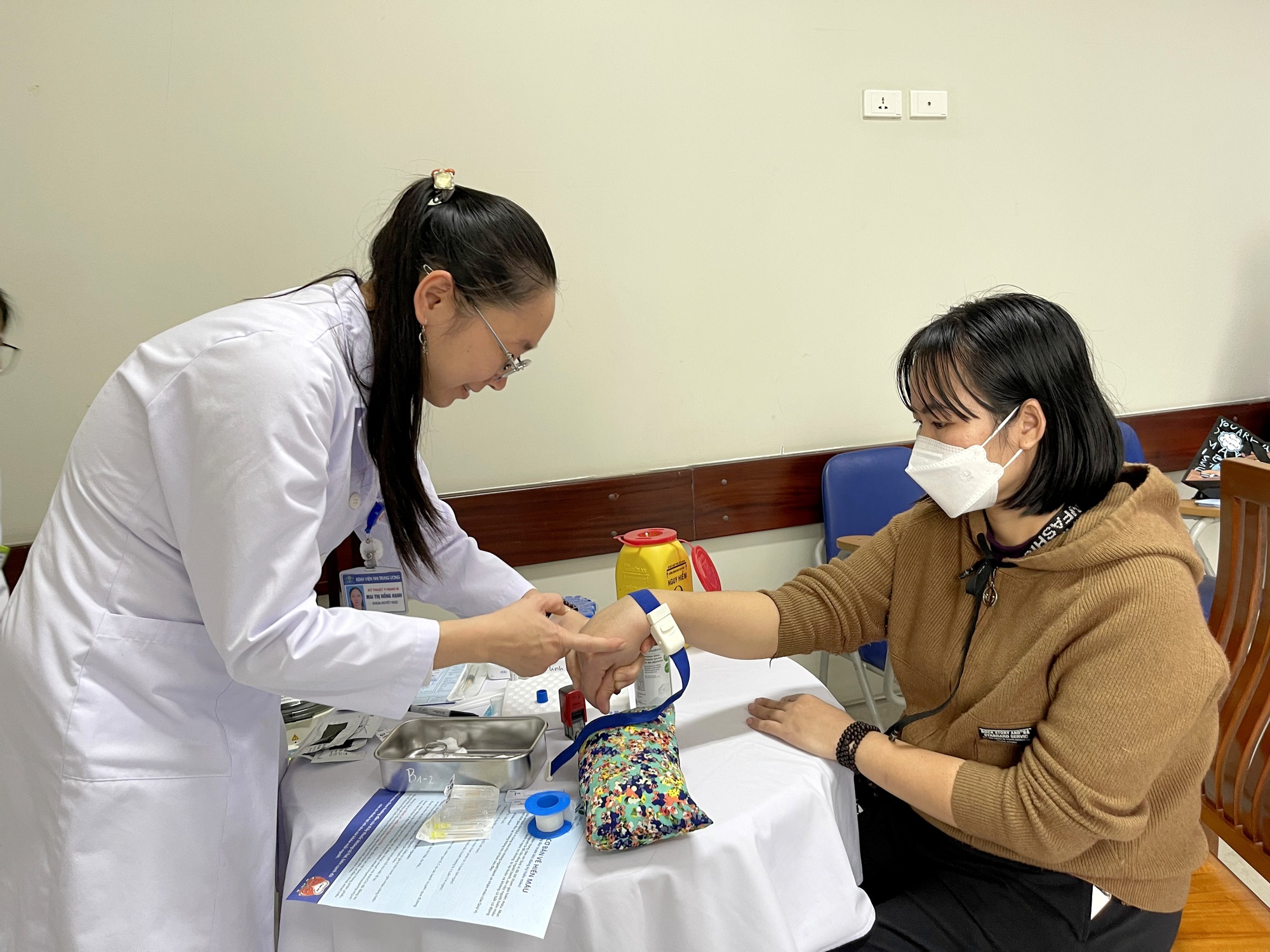 Bác sĩ trao &quot;giọt hồng&quot; dành tặng bệnh nhi - Ảnh 7.