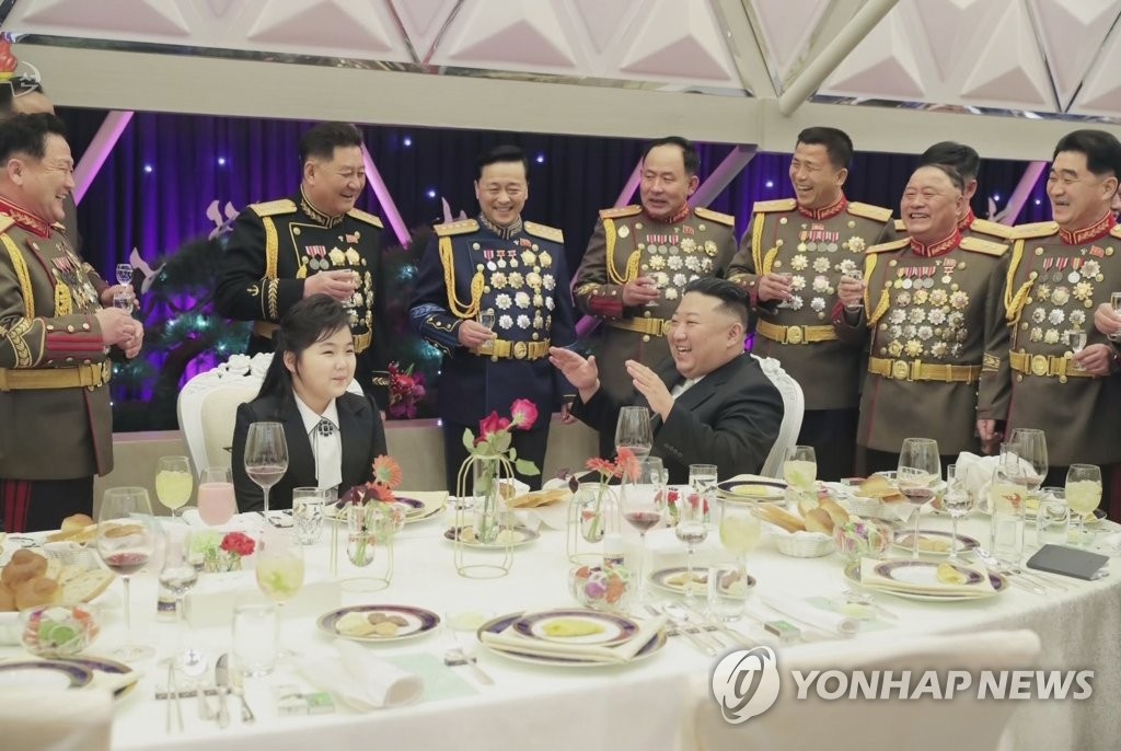Con gái ông Kim Jong Un thành tâm điểm trong ảnh với các tướng lĩnh - Ảnh 4.