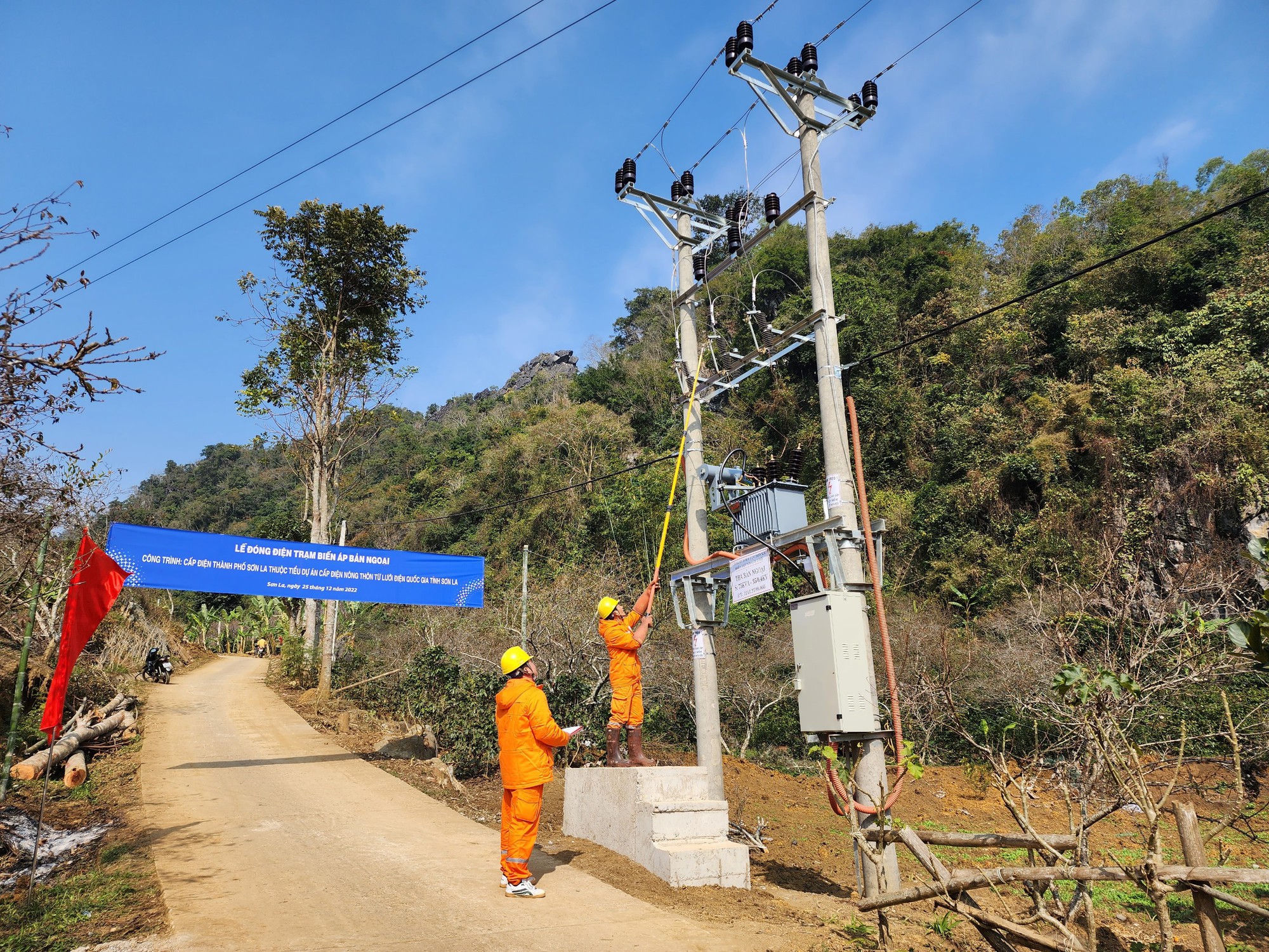Sơn La phấn đấu tỷ lệ hộ sử dụng điện sinh hoạt đạt trên 99% - Ảnh 2. Sơn La phấn đấu tỷ lệ hộ sử dụng điện sinh hoạt đạt trên 99% - Ảnh 2.