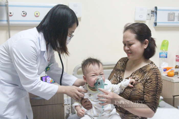 Gia tăng trẻ nhỏ nhập viện vì trời nồm ẩm, bác sĩ cảnh báo dấu hiệu cha mẹ không được chủ quan - Ảnh 1.