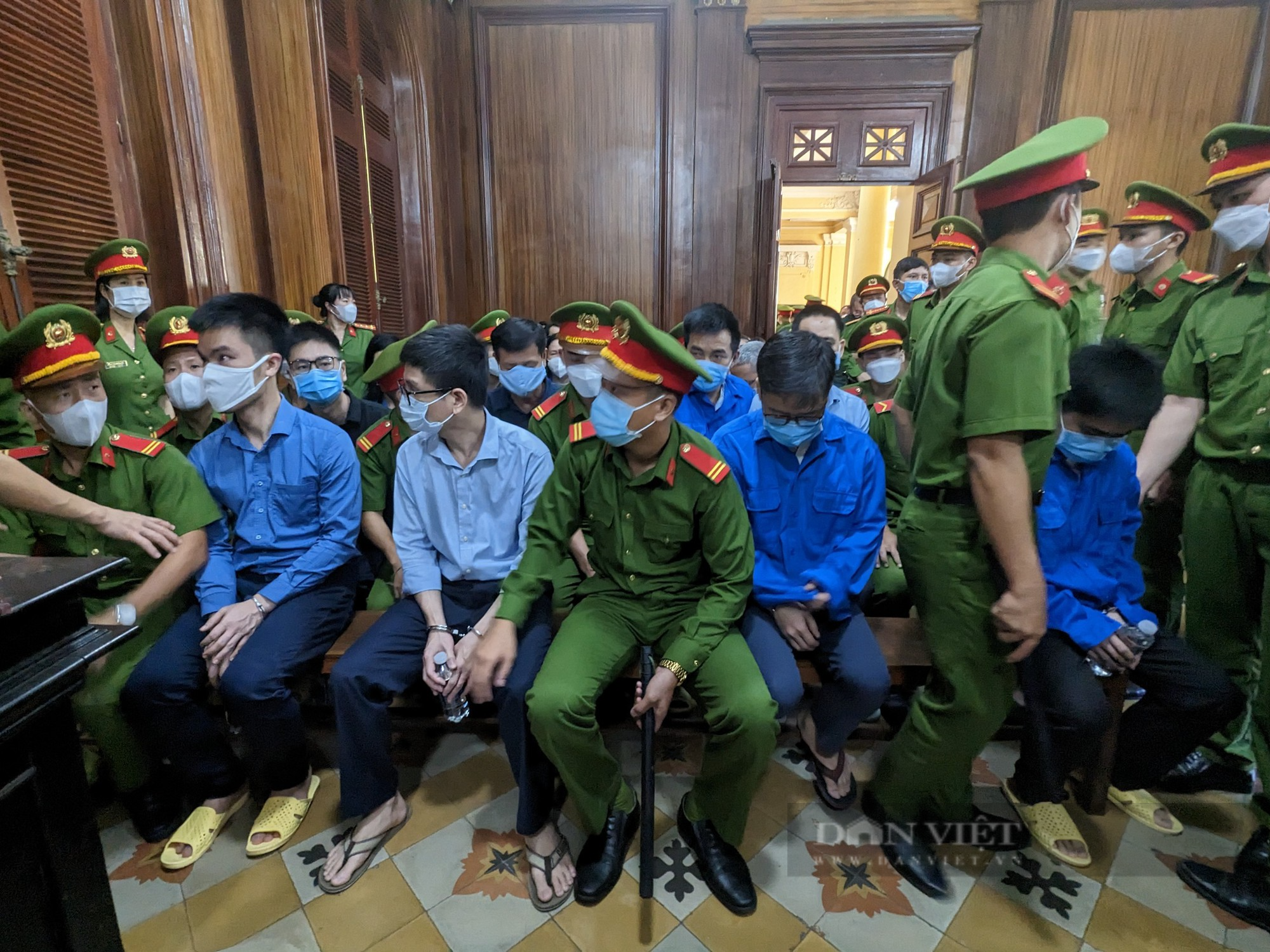 “Bà trùm” Hoàng Thị Thúy Nga dã sử dụng những thủ đoạn như thế nào khiến nhiều lãnh đạo các tỉnh thành “ngã ngựa”? - Ảnh 4.