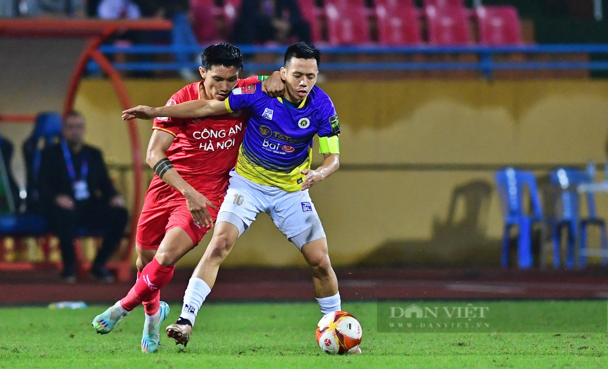 Đại tướng Tô Lâm động viên các cầu thủ CAHN sau trận thua Hà Nội FC - Ảnh 4.