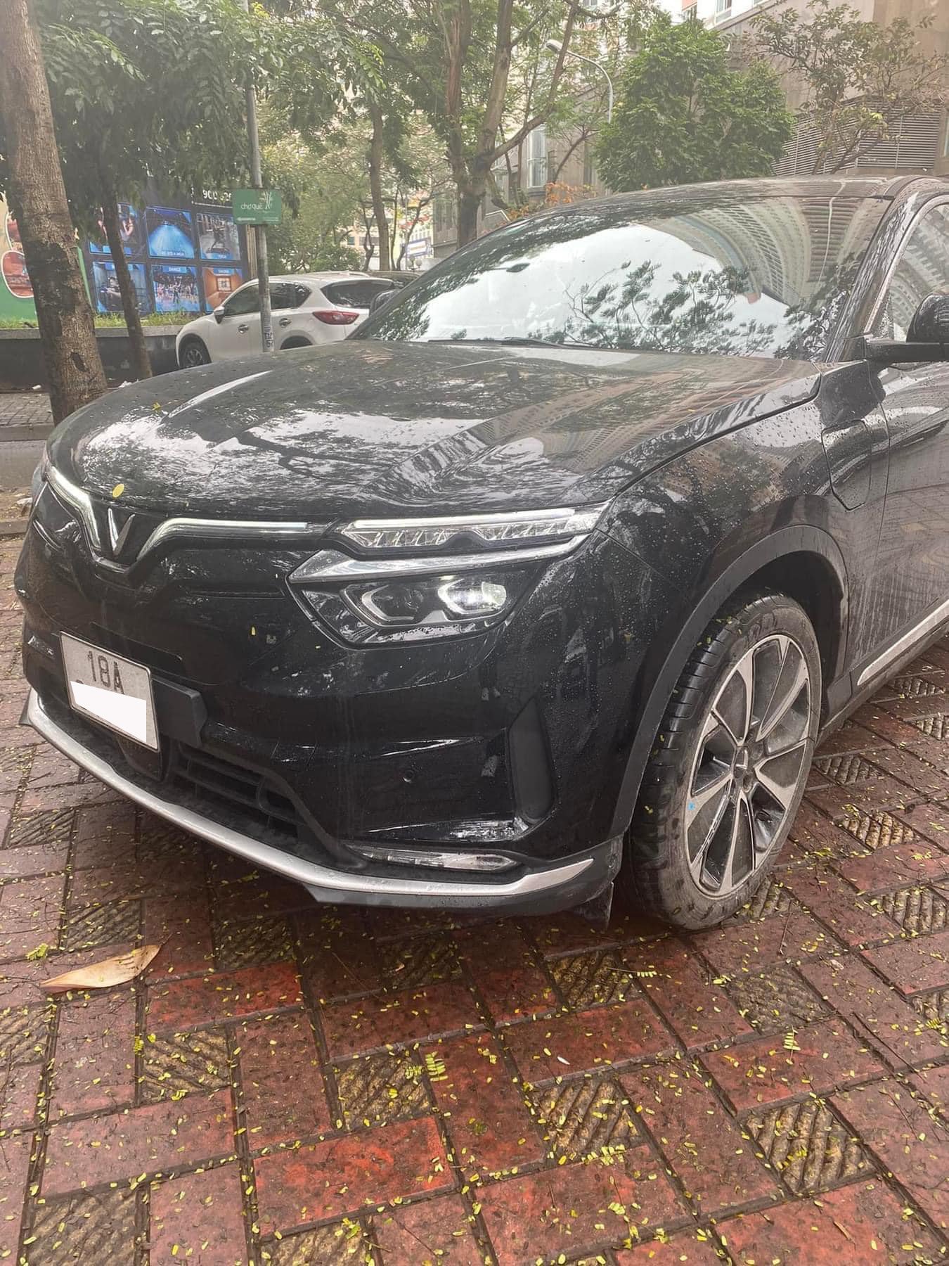 Chạy 300km, VinFast VF 8 lướt lên sàn xe cũ với giá ngỡ ngàng - Ảnh 1.