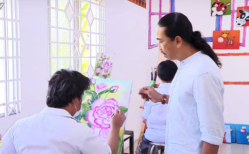 Người họa sĩ với tâm niệm chắp cánh ước mơ cho người khuyết tật... - Ảnh 1.