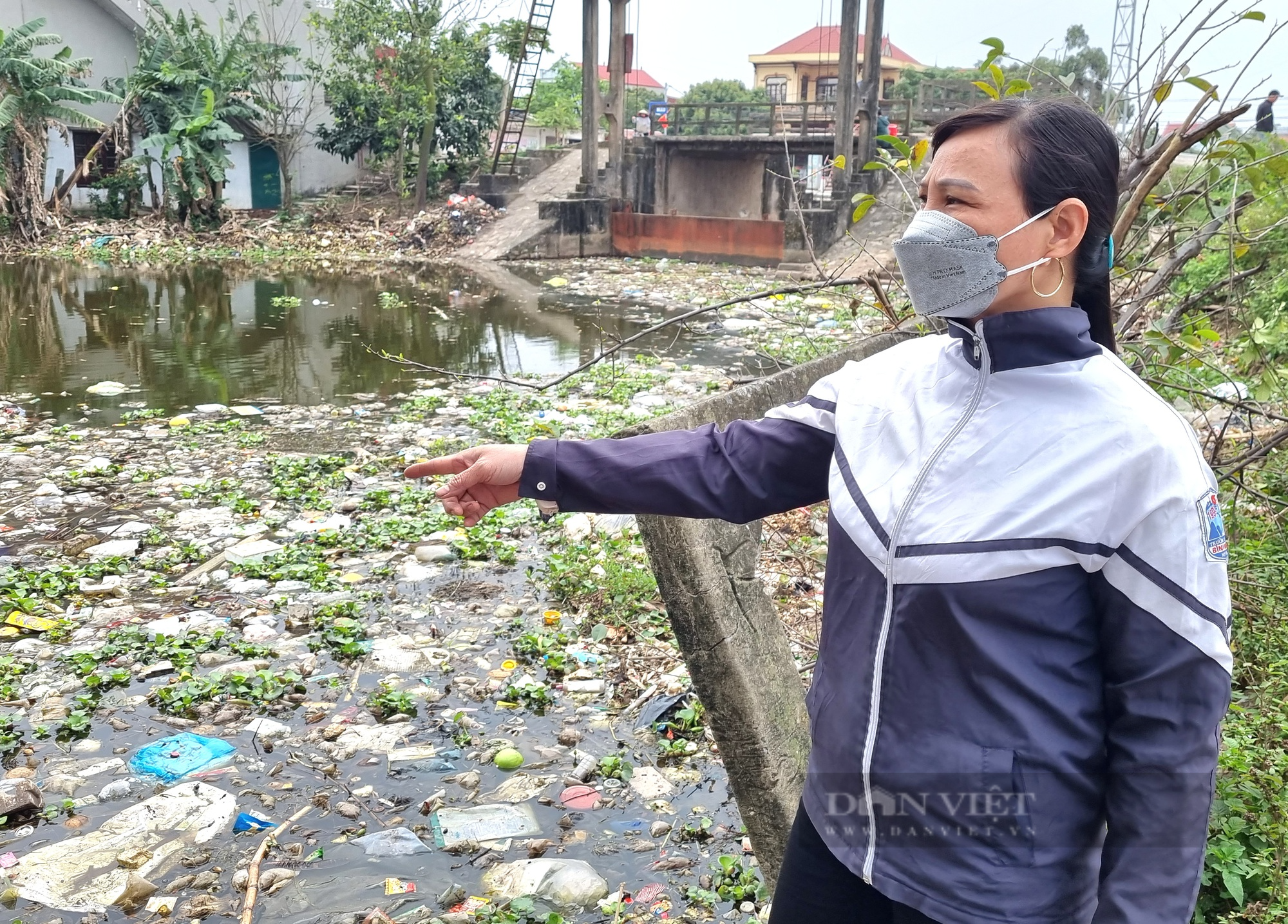 Ninh Bình: Xã nông thôn mới, dân khổ sở vì rác thải bốc mùi hôi thối - Ảnh 3.