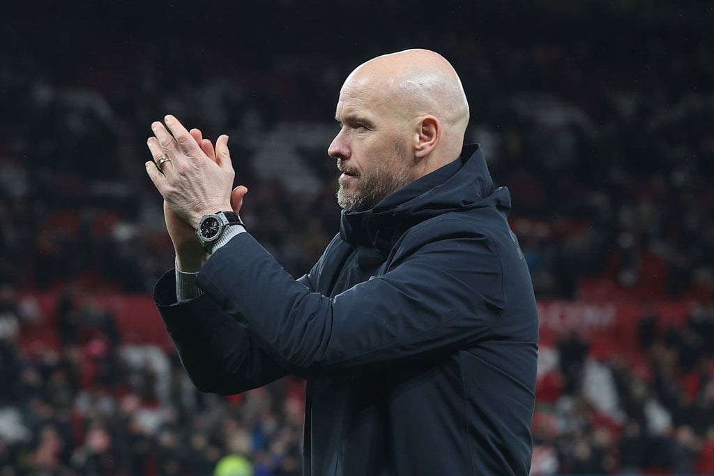 HLV Ten Hag “sấy tóc” học trò trong phòng thay đồ ở trận gặp West Ham - Ảnh 1.