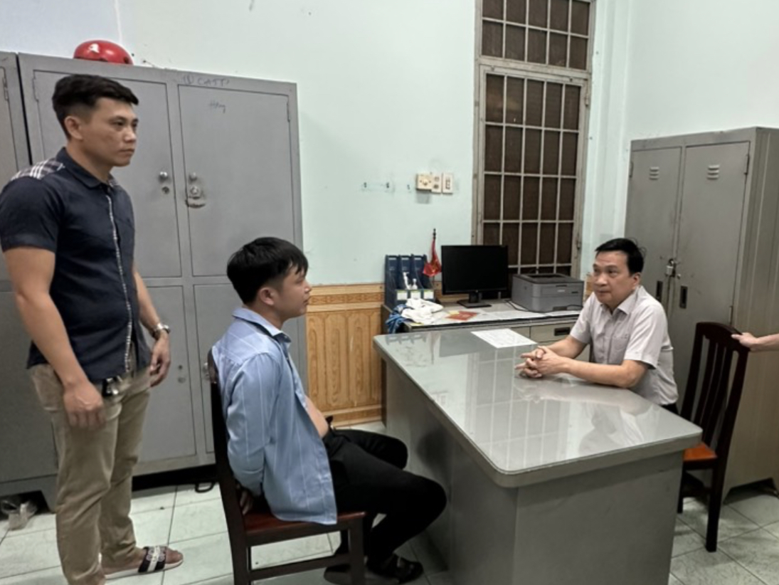 Nghẹt thở cuộc giải cứu bé 4 tuổi bị chủ nợ của bố dùng bom xăng khống chế ở Đồng Nai - Ảnh 1.