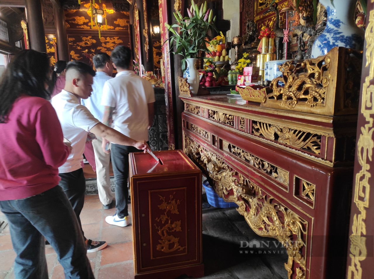 &quot;Đường đi&quot; của hàng chục triệu đồng tiền công đức ở Đền Cửa Ông - Ảnh 2.