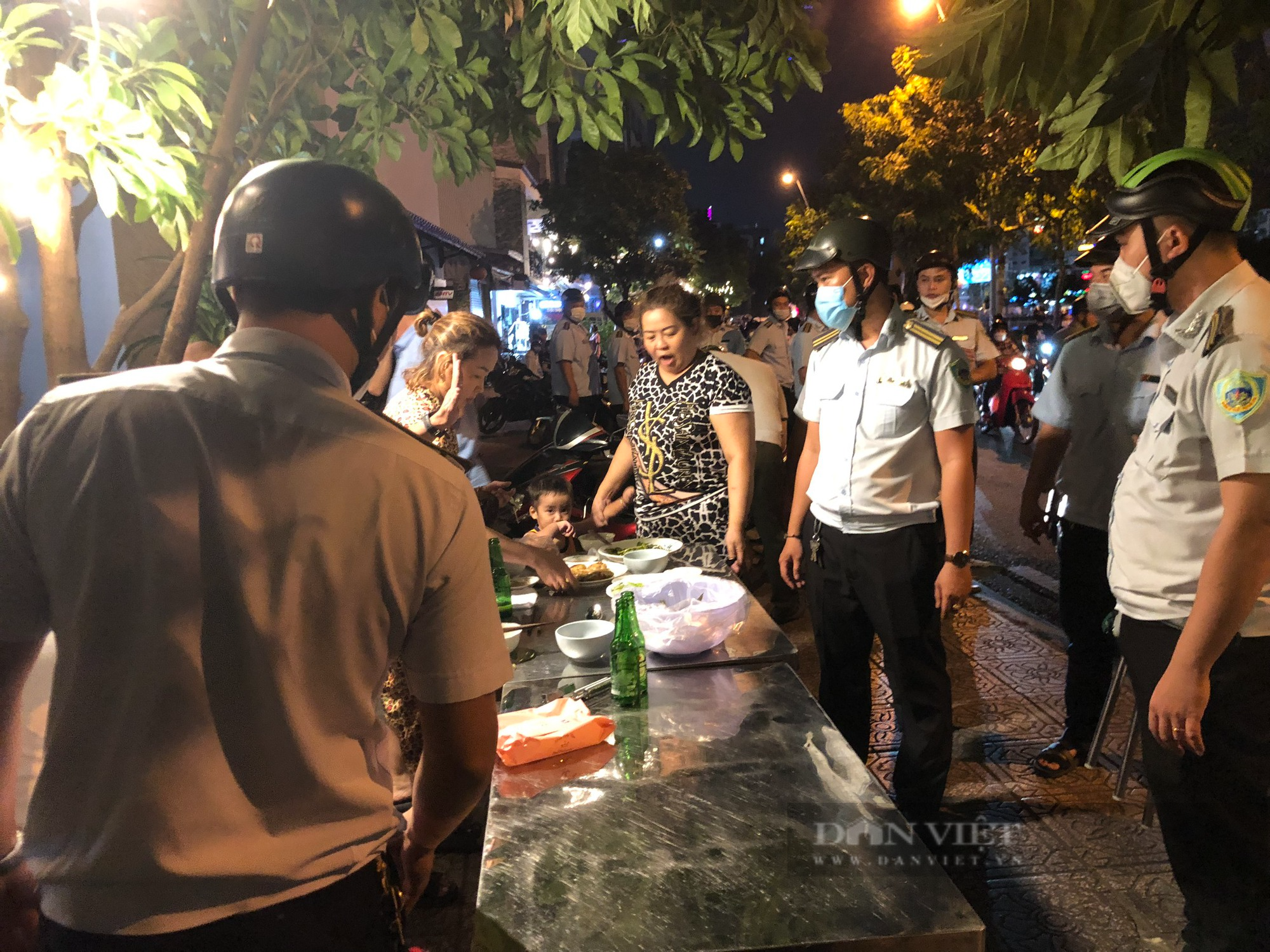Xử lý lấn chiếm vỉa hè trên địa bàn quận Phú Nhuận: “Quán tôi chỉ thỉnh thoảng lấn chiếm chứ không thường xuyên” - Ảnh 3.