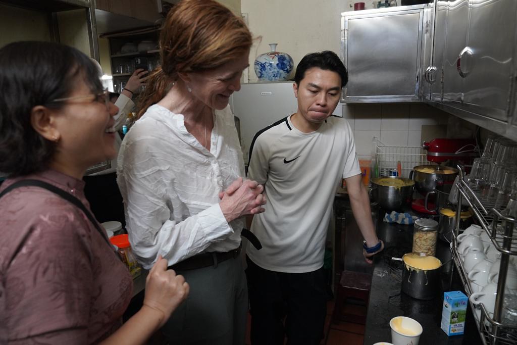 Ảnh: Tổng Giám đốc USAID uống cafe trứng, đi xe máy trên đường phố Hà Nội - Ảnh 2.