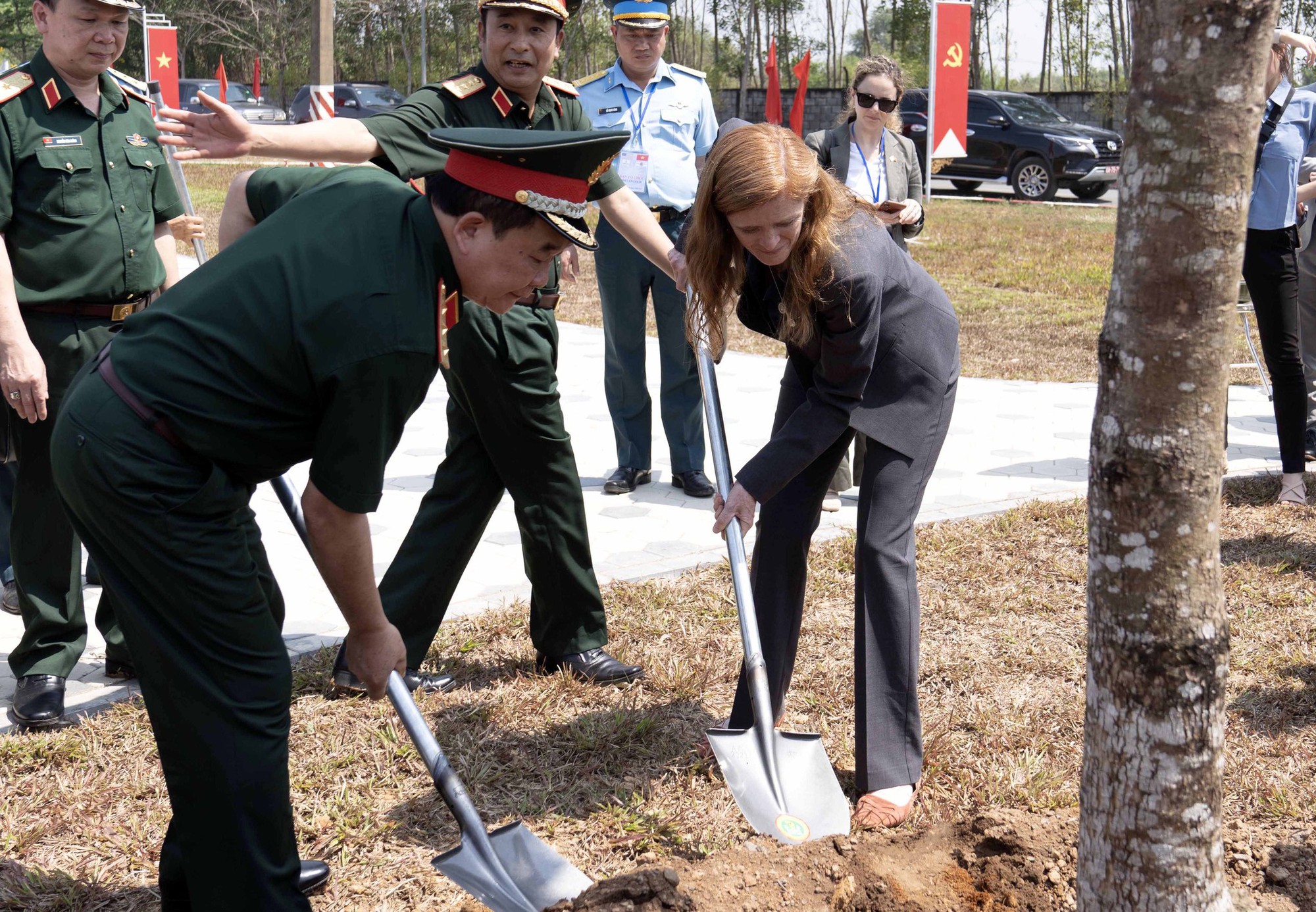 Ảnh: Tổng Giám đốc USAID uống cafe trứng, đi xe máy trên đường phố Hà Nội - Ảnh 11.
