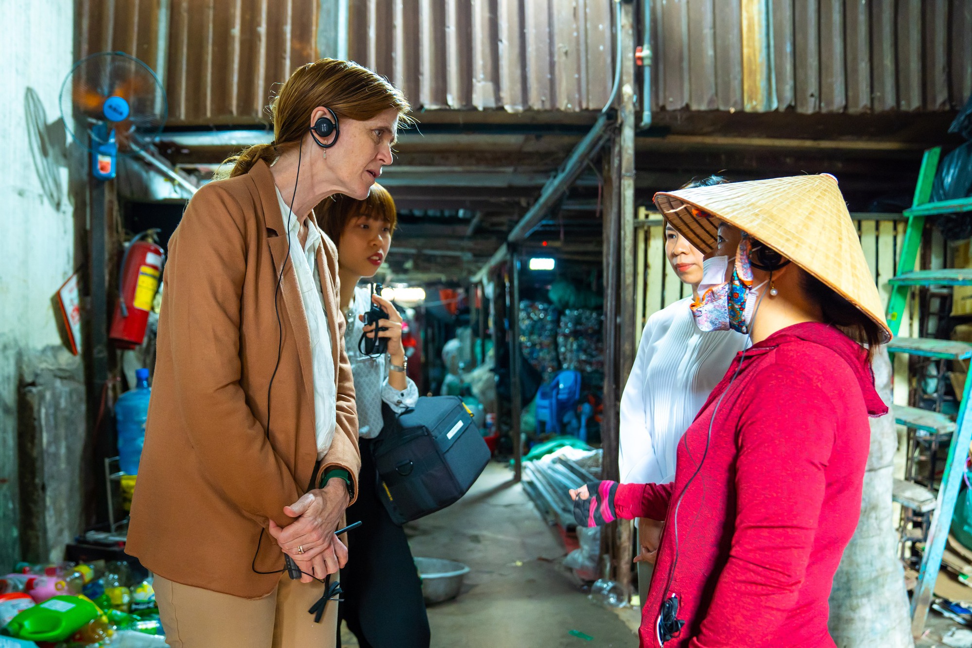 Ảnh: Tổng Giám đốc USAID uống cafe trứng, đi xe máy trên đường phố Hà Nội - Ảnh 12.