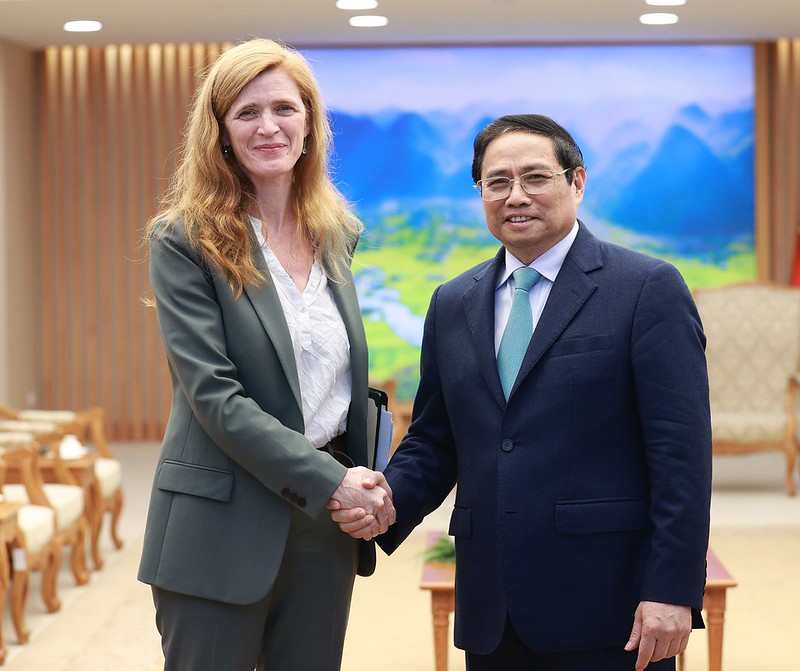 Ảnh: Tổng Giám đốc USAID uống cafe trứng, đi xe máy trên đường phố Hà Nội - Ảnh 3.