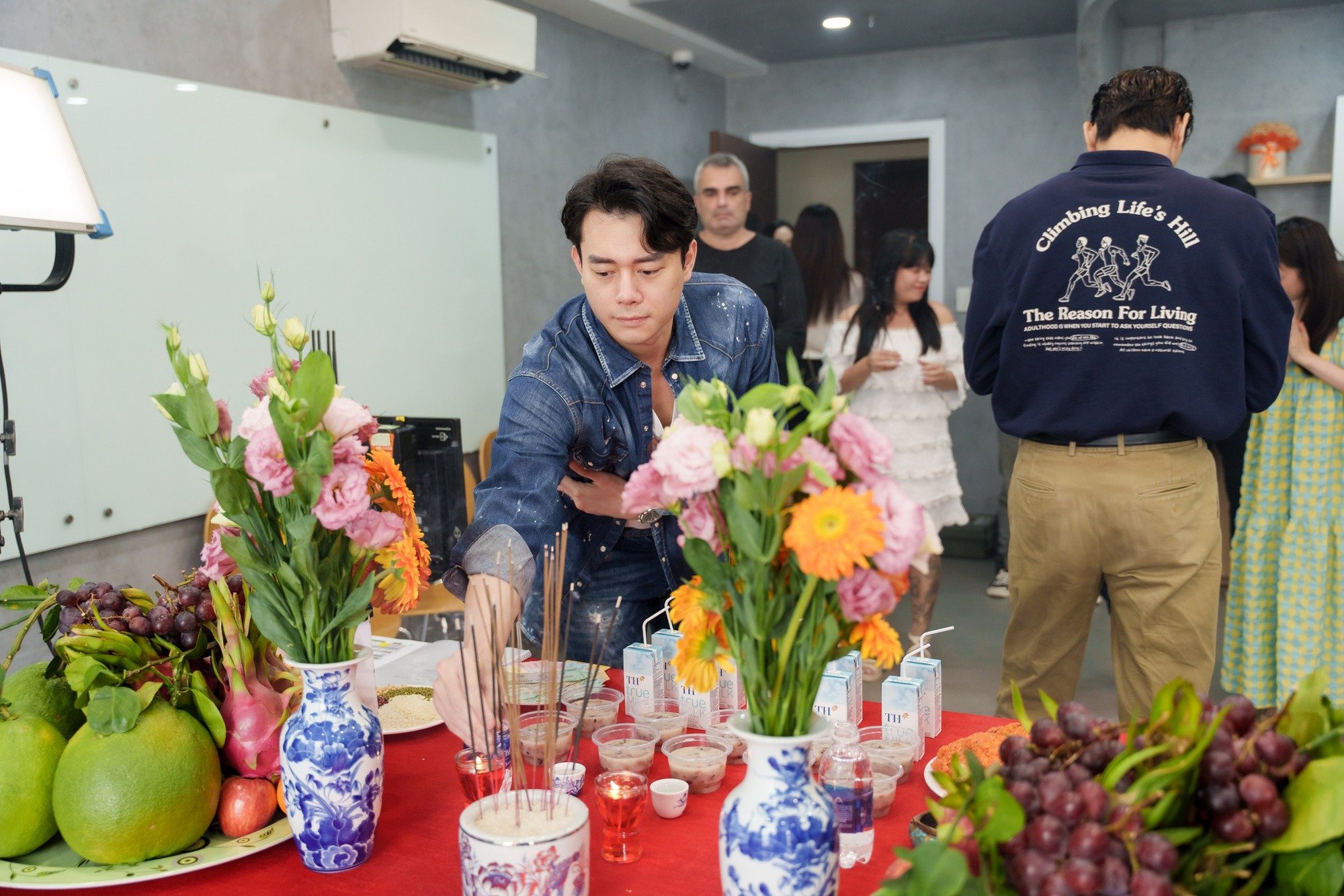 Victor Vũ làm phim cổ trang &quot;Người vợ cuối cùng&quot; với diễn viên &quot;Em chưa 18&quot; - Ảnh 4.