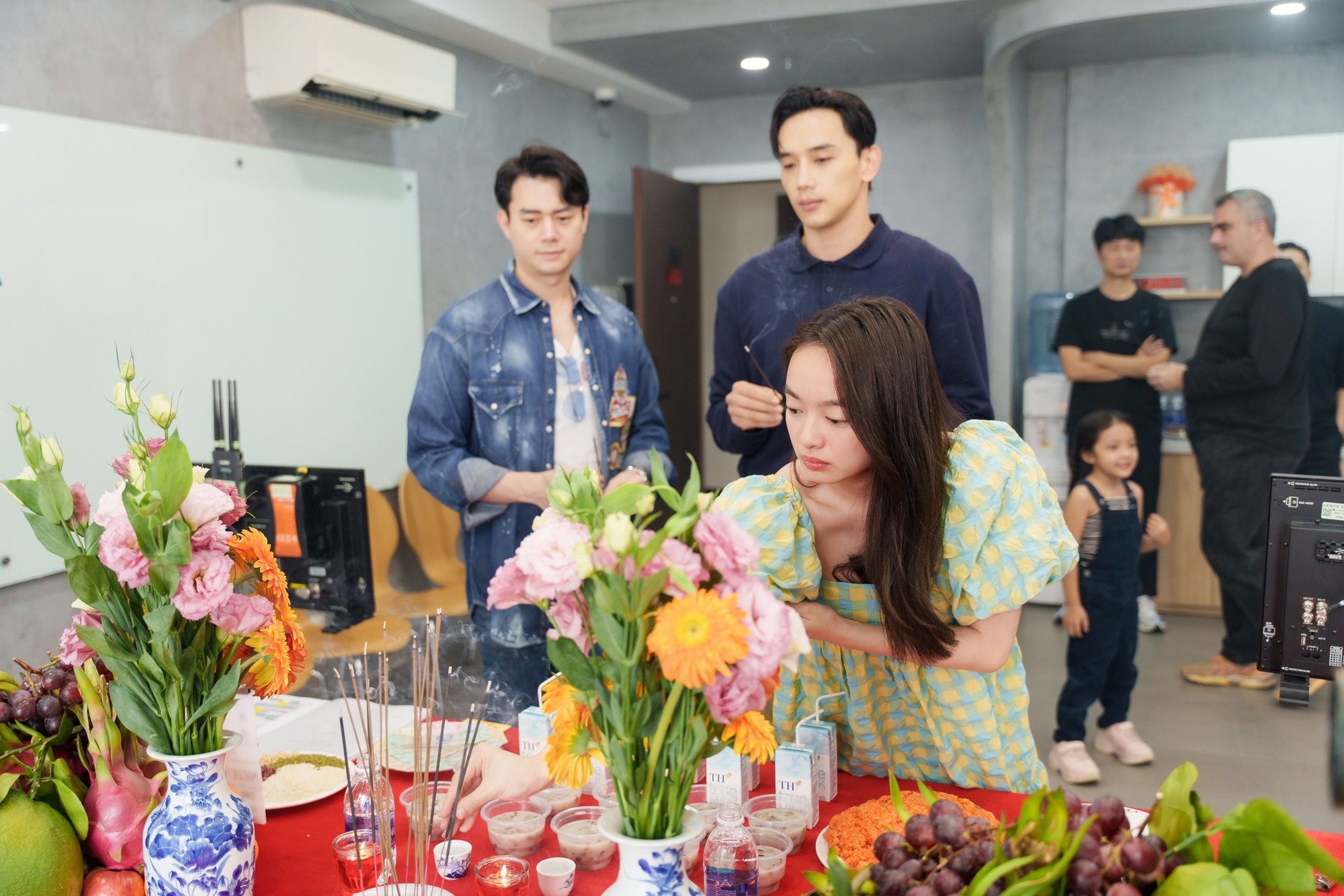 Victor Vũ làm phim cổ trang &quot;Người vợ cuối cùng&quot; với diễn viên &quot;Em chưa 18&quot; - Ảnh 5.
