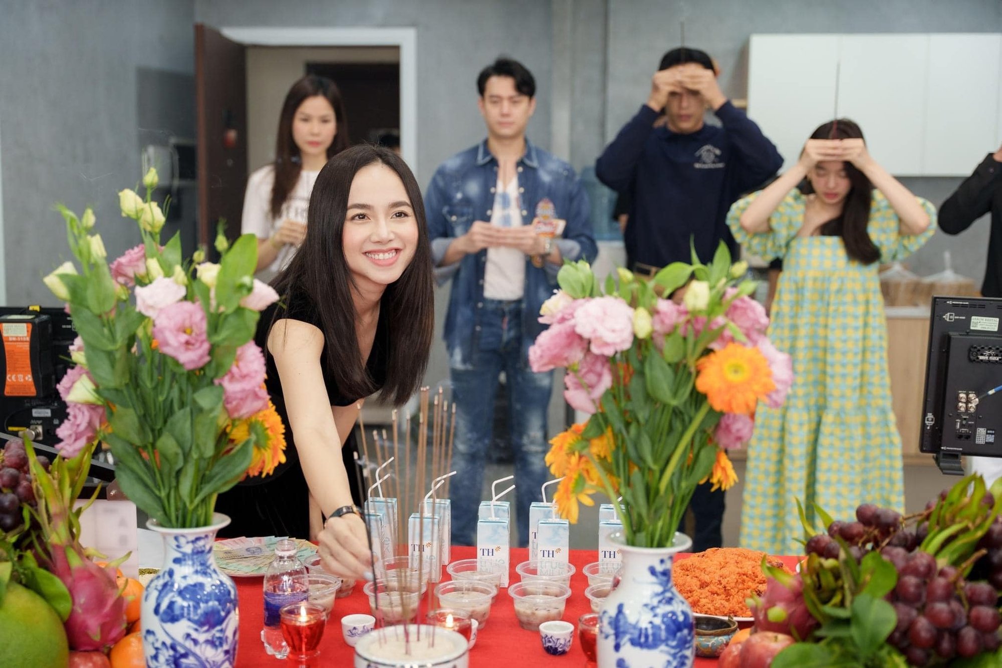 Victor Vũ làm phim cổ trang &quot;Người vợ cuối cùng&quot; với diễn viên &quot;Em chưa 18&quot; - Ảnh 6.