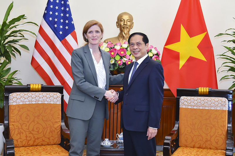 Ảnh: Tổng Giám đốc USAID uống cafe trứng, đi xe máy trên đường phố Hà Nội - Ảnh 4.