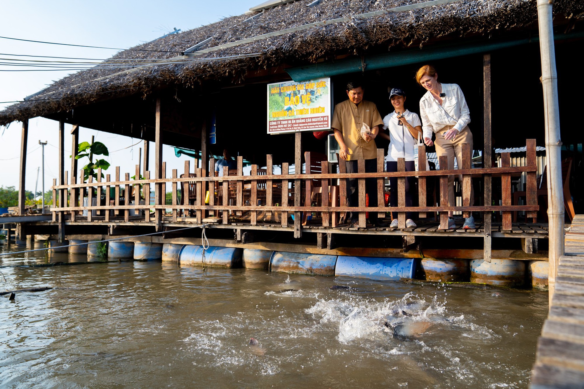 Ảnh: Tổng Giám đốc USAID uống cafe trứng, đi xe máy trên đường phố Hà Nội - Ảnh 9.