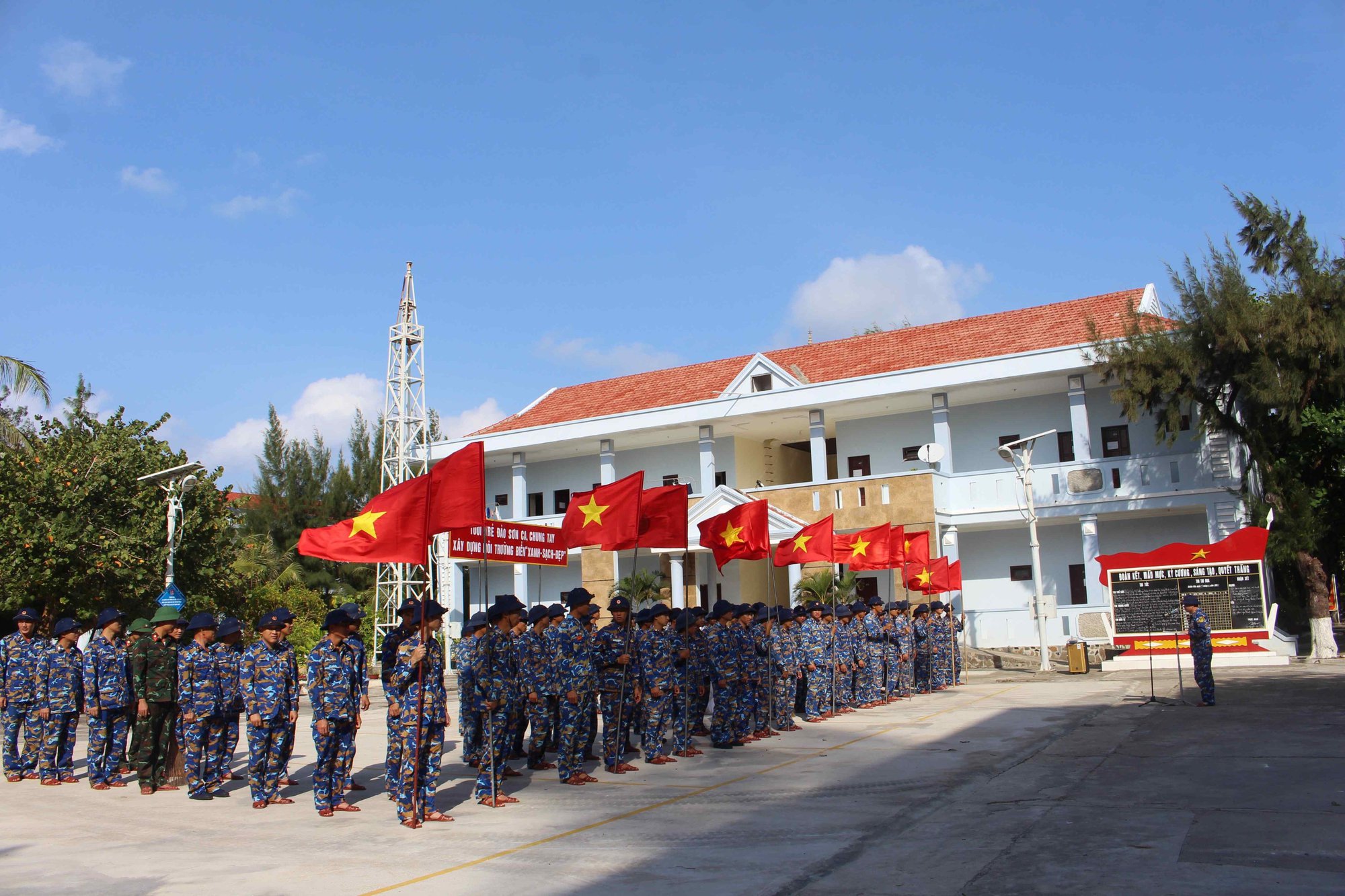 Hơn 700 cán bộ, đoàn viên, thanh niên trong toàn Lữ đoàn 146 ra quân dọn vệ sinh - Ảnh 1.