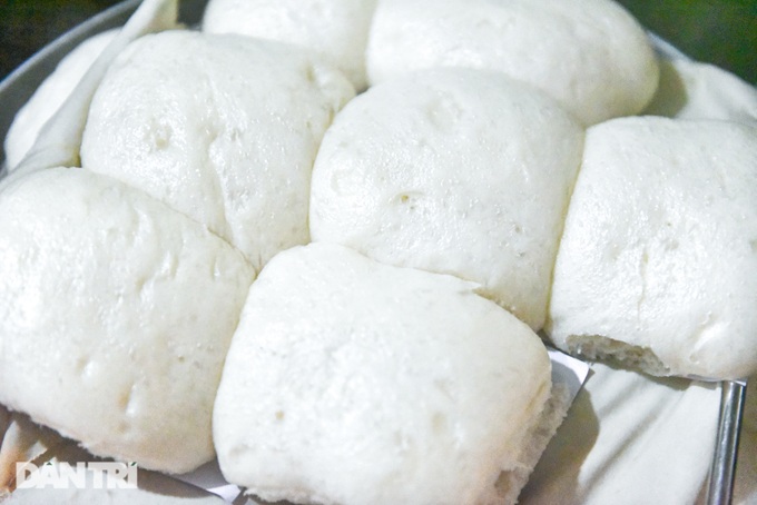 Quán bánh bao vuông lạ mắt 33 năm tuổi, khách xếp hàng chờ mua ở Hà Nội - Ảnh 10.