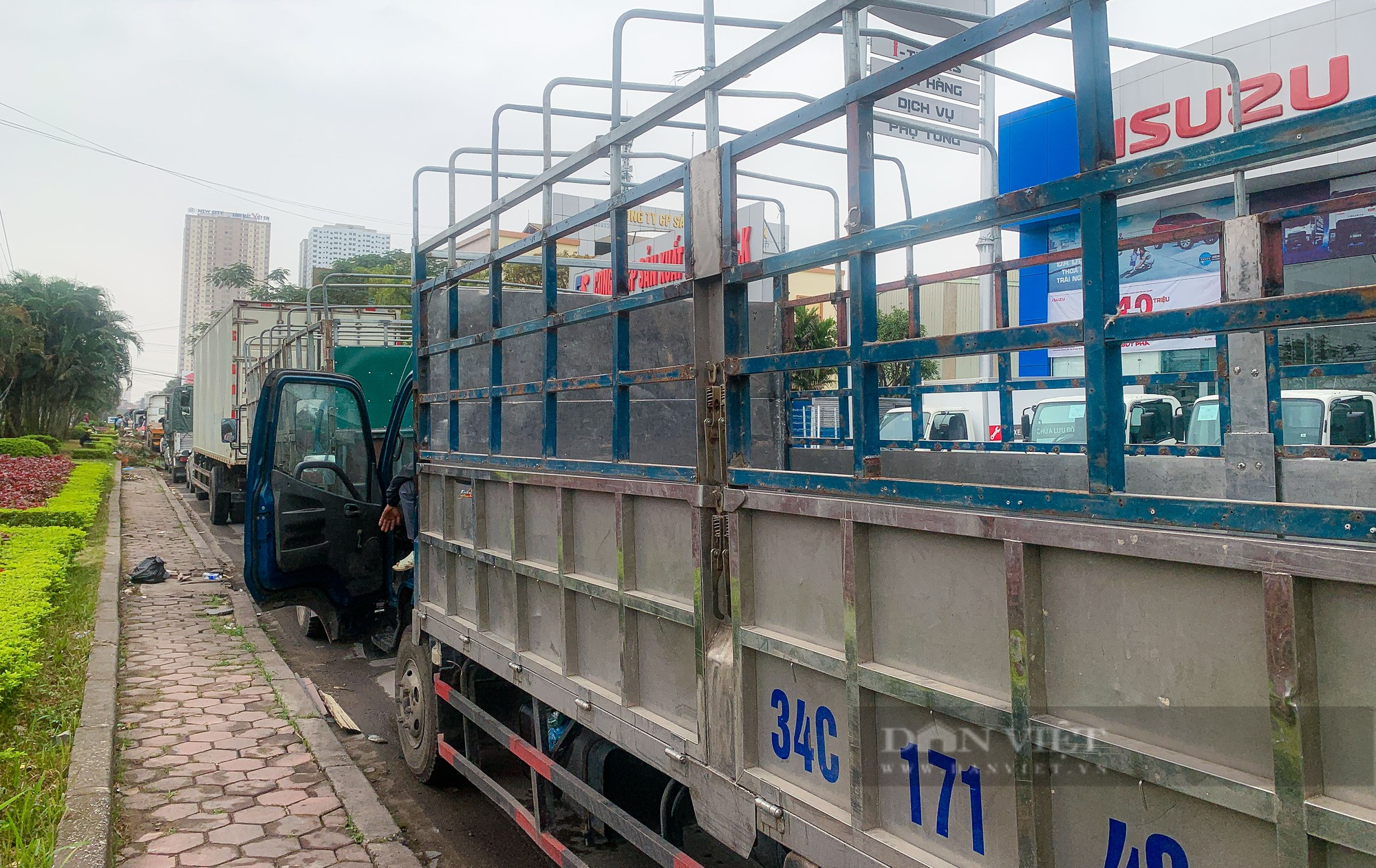 Hàng trăm xe nối đuôi vào trung tâm đăng kiểm trước khi bị khám xét - Ảnh 3.
