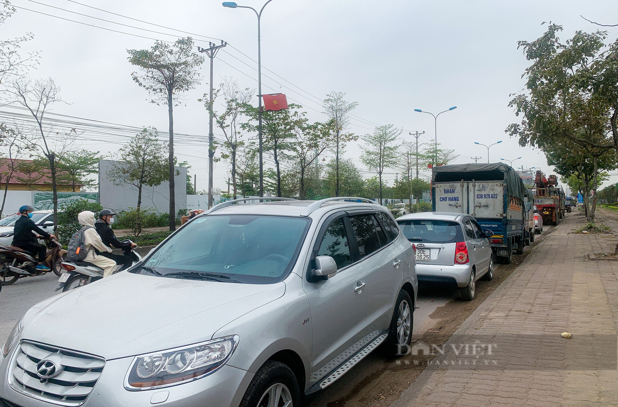 Hàng trăm xe nối đuôi vào trung tâm đăng kiểm trước khi bị khám xét - Ảnh 6.