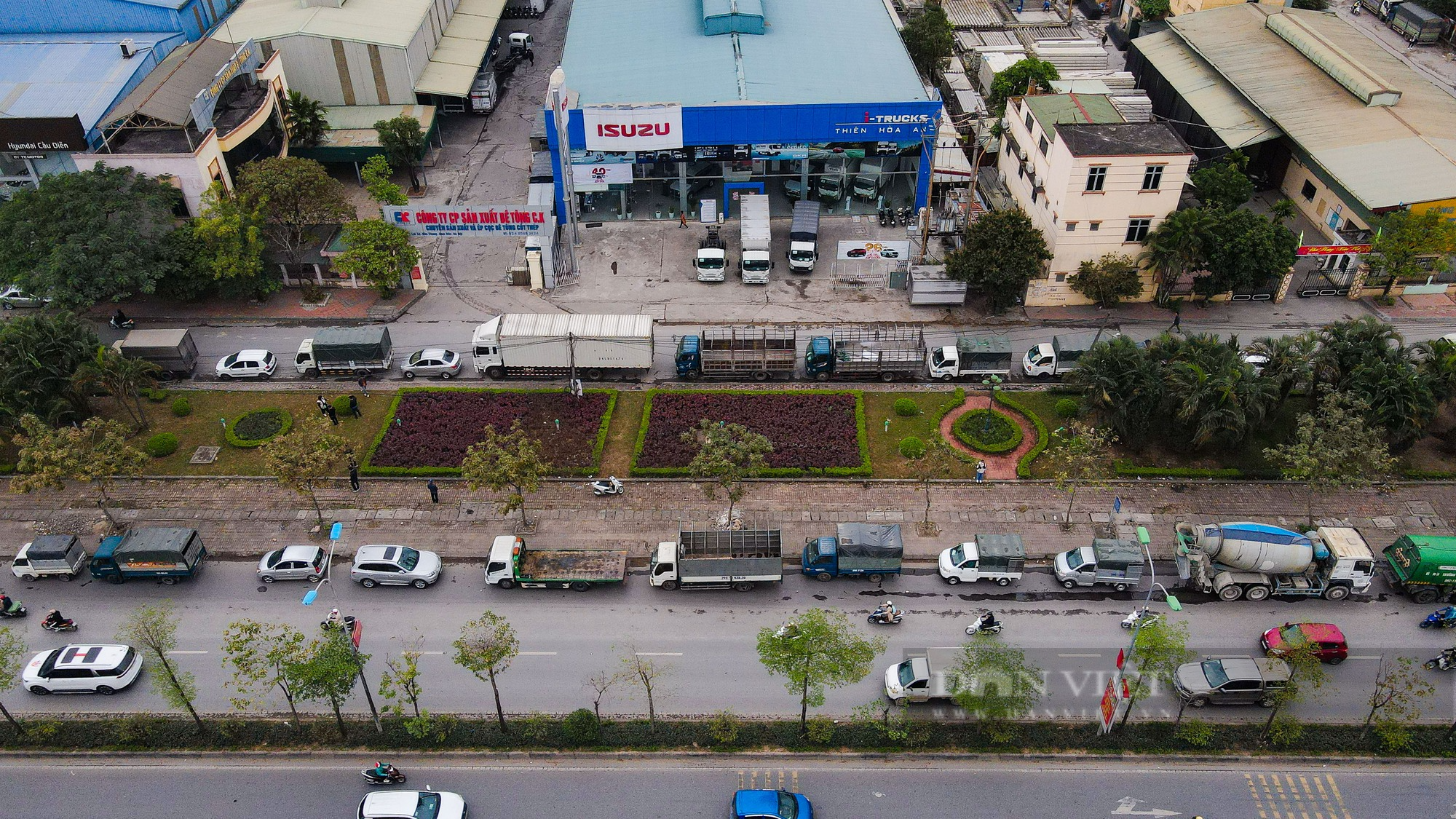 Hàng trăm xe nối đuôi vào trung tâm đăng kiểm trước khi bị khám xét - Ảnh 9.
