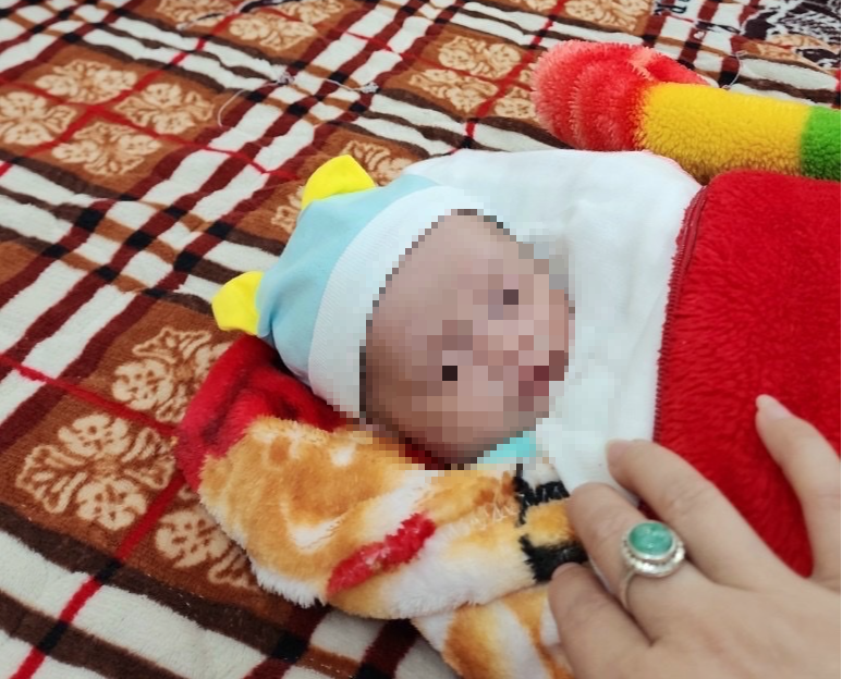 Lạng Sơn bé sơ sinh 6 ngày tuổi bị bố đẻ bổ ở rừng, đã qua cơn nguy kịch. - Ảnh 1.