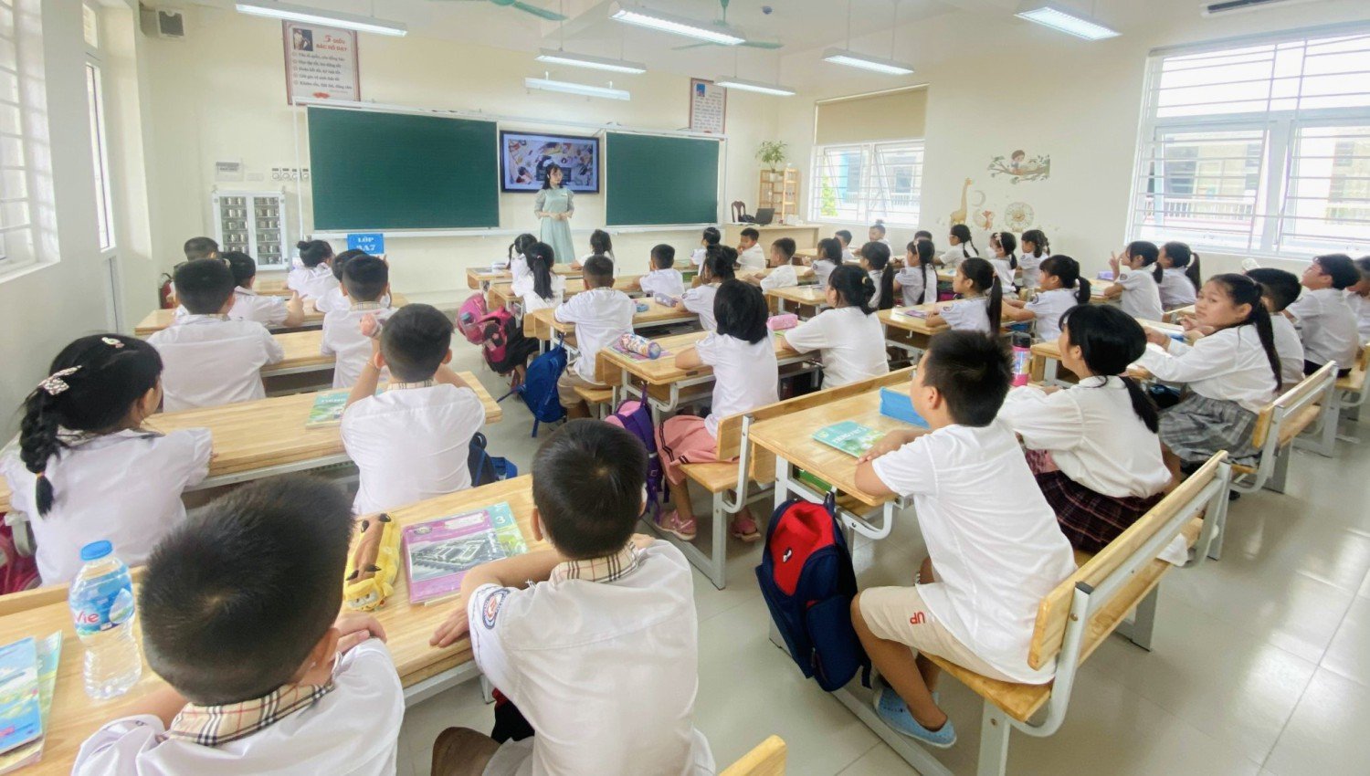 Lộ trình miễn học phí với trẻ em mầm non và học sinh THCS  - Ảnh 1.