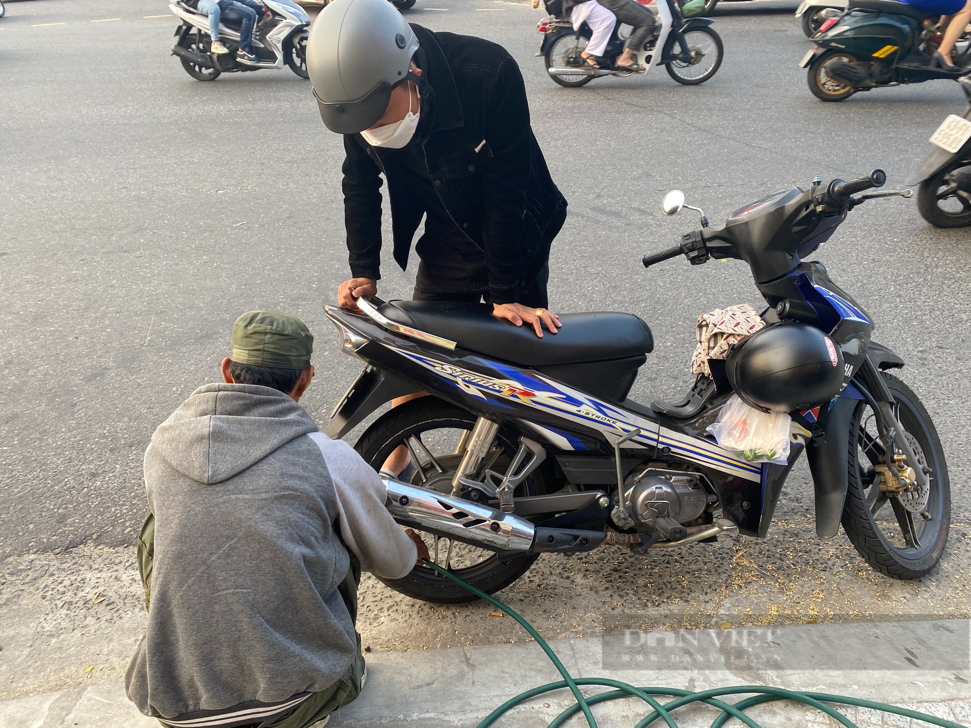 Tấm lòng người đàn ông sửa xe miễn phí trên phố Đà Nẵng - Ảnh 2.