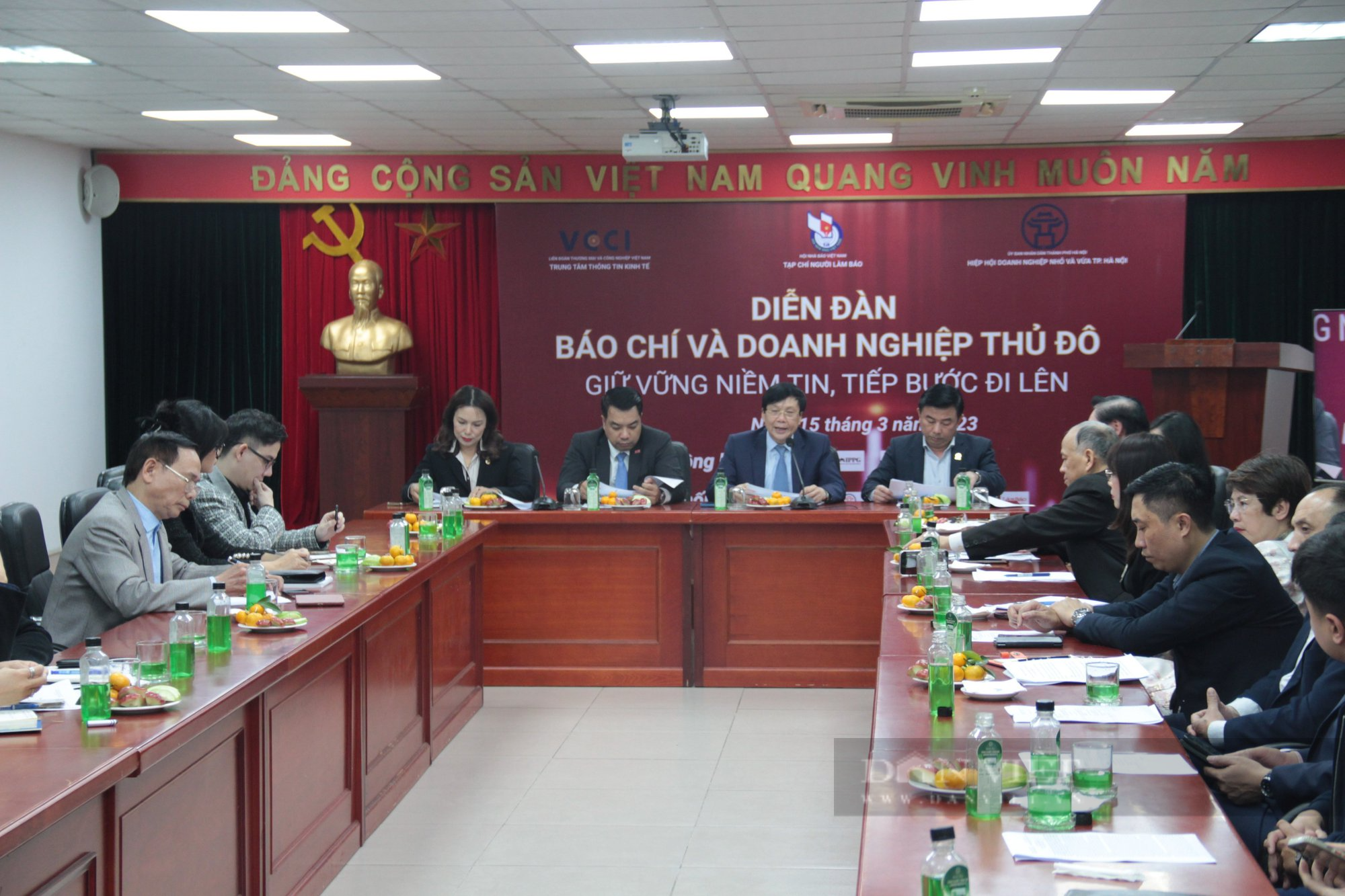 Báo chí và doanh nghiệp là “mối quan hệ cộng sinh”, cùng nhau phát triển - Ảnh 1.
