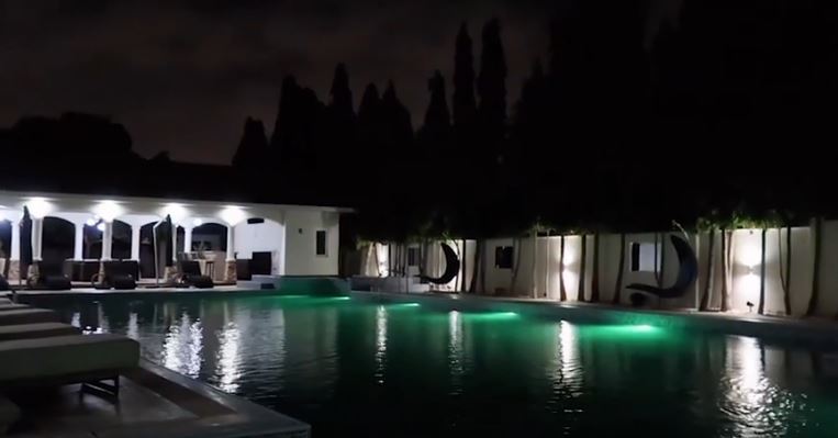 Chiêm ngưỡng căn biệt thự và dàn siêu xe của Adebayor - Ảnh 2.