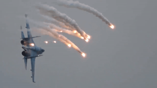 Su-27 có gì mà lọt top những chiến đấu cơ nguy hiểm nhất thế giới? - Ảnh 31.