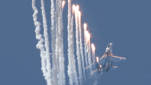 Su-27 có gì mà lọt top những chiến đấu cơ nguy hiểm nhất thế giới? - Ảnh 32.