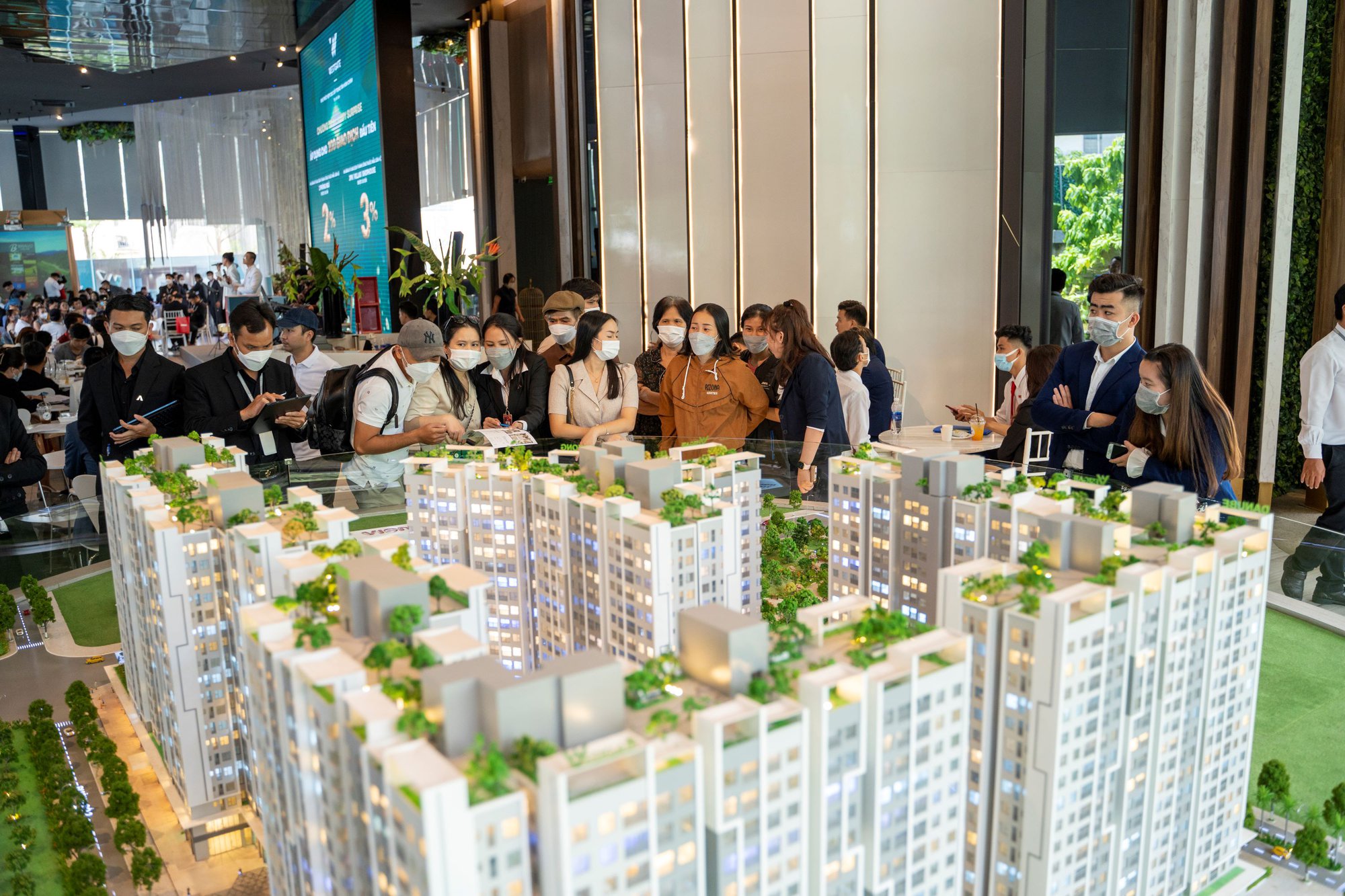 Lãi suất cao, người mua nhà &quot;đổi hướng&quot; không vay vốn ngân hàng - Ảnh 1.