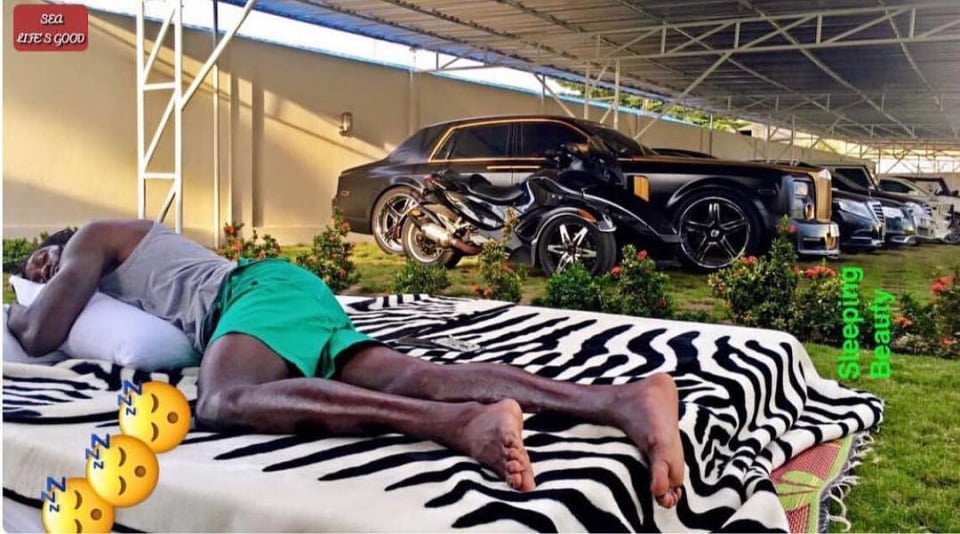 Chiêm ngưỡng căn biệt thự và dàn siêu xe của Adebayor - Ảnh 9.