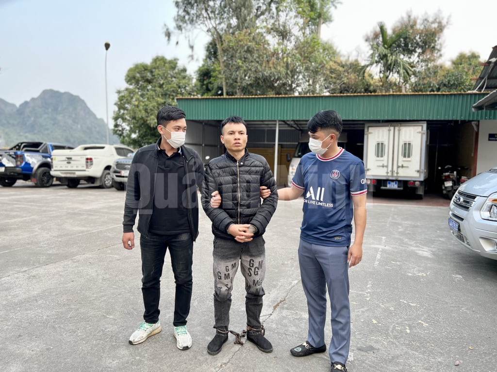 Tóm gọn đối tượng vừa ra tù lại liên tục đập kính ô tô, trộm cắp tài sản - Ảnh 1.