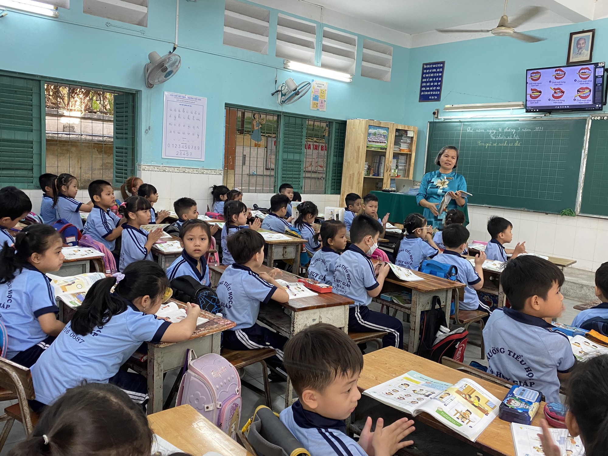 Đã xác định được người phụ nữ trong vụ &quot;nghi bắt cóc&quot; ở cổng trường - Ảnh 3.