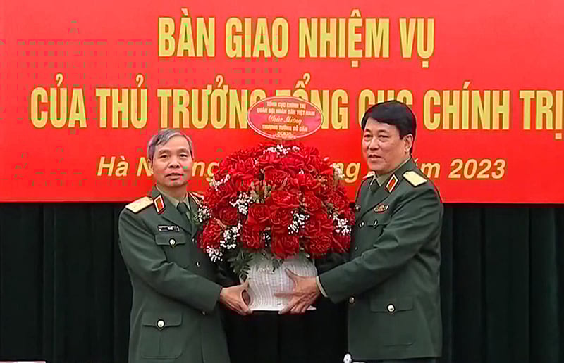 Thượng tướng Đỗ Căn bàn giao nhiệm vụ tại Tổng Cục Chính trị QĐND Việt Nam cho 2 Trung tướng - Ảnh 1.