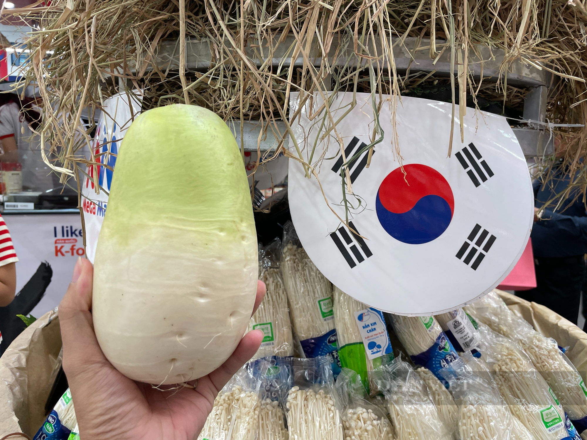 Người Sài Gòn bất ngờ với củ cải, sâm tươi Hàn Quốc trên kệ siêu thị, hàng “hot” lại giảm giá sốc - Ảnh 3.