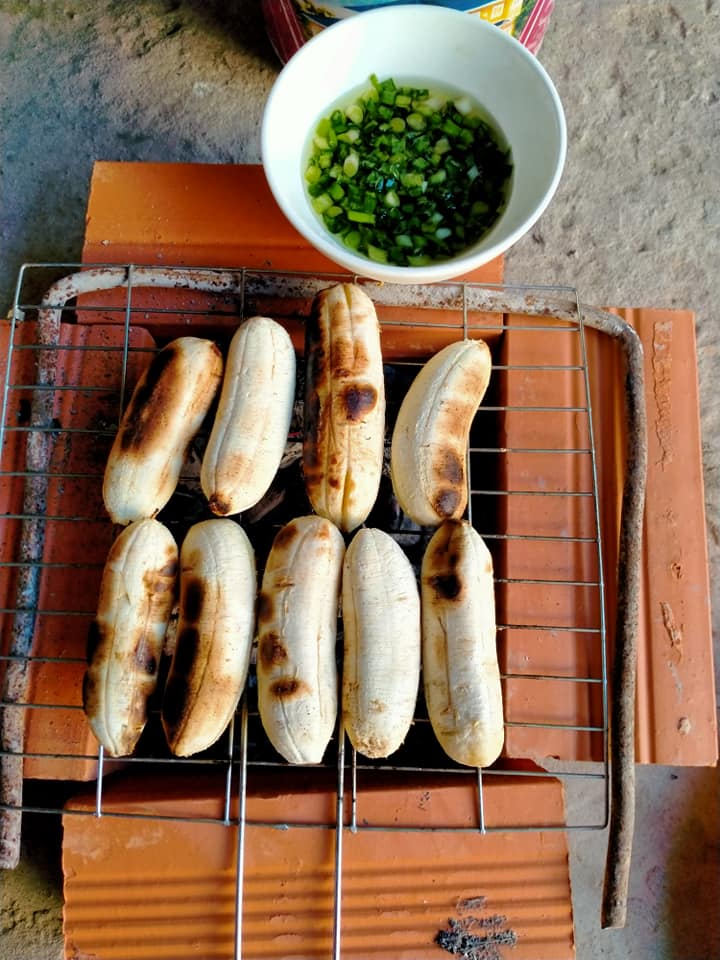 Kể chuyện làng: Món chuối nướng, hoài niệm khó quên thời thơ ấu - Ảnh 2.